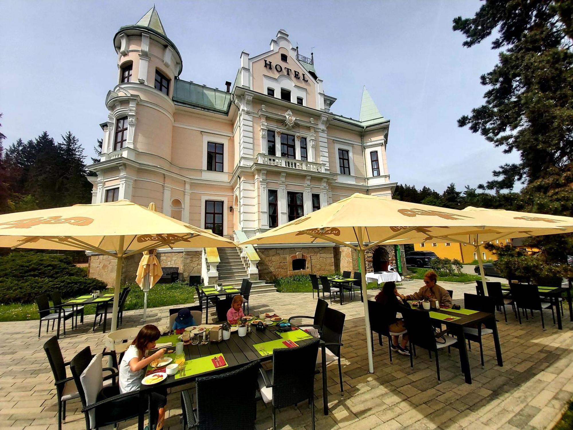 Hotel Chateau Cihelny Karlovy Vary Exterior photo